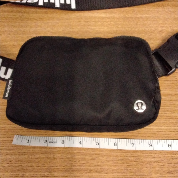 Lululemon Black Everywhere Belt Bag - Picture 4 of 5